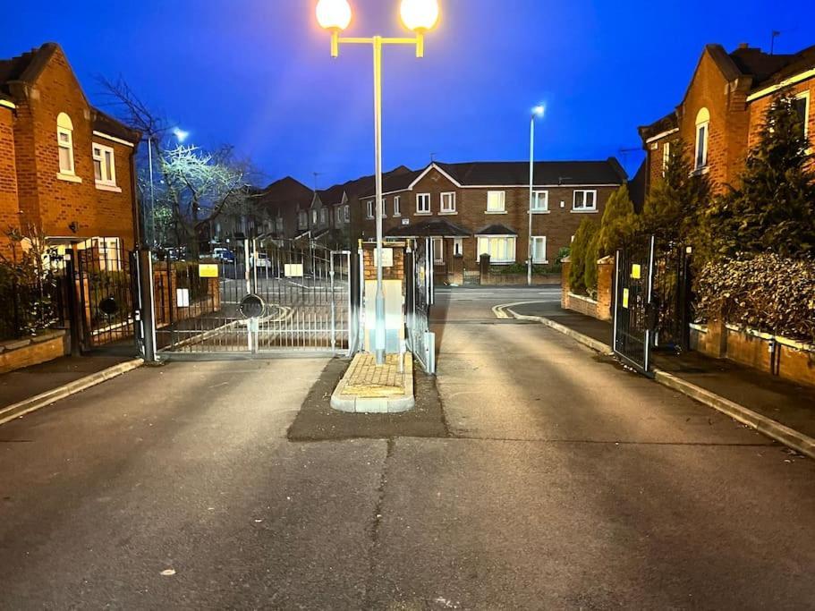 New Manchester Getaway Home - Free Gated Parking With Fob מראה חיצוני תמונה